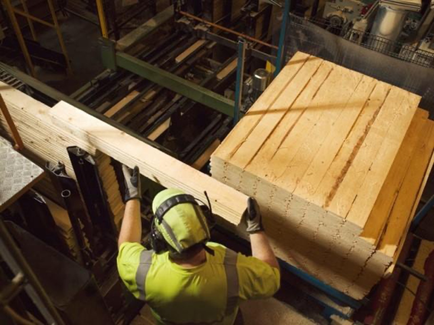 Pallet board production — worker in factory